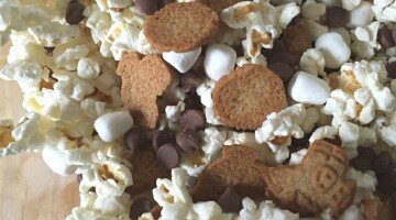S'mores popcorn is a great way to jazz up traditional popcorn. Who doesn't love the taste of s'mores?